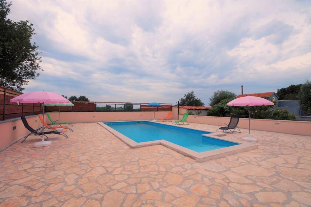 Sunny Apartment With Pool Шишан Экстерьер фото